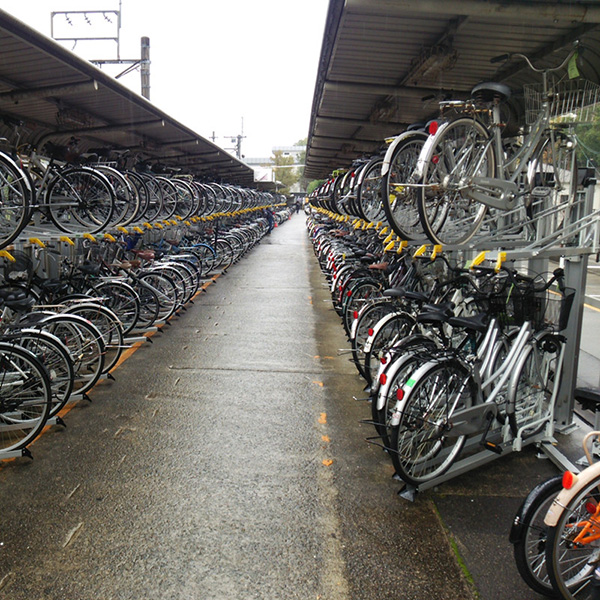 Almacenamiento de bicicletas para espacios estrechos
